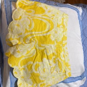 Lilly Pulitzer The Buttercup Short,yellow and white dandelion pattern. EUC